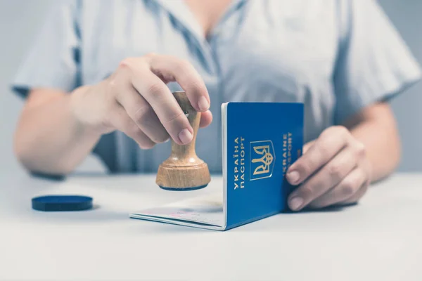 Invandring Och Passkontroll Flygplatsen Kvinna Gränskontrolltjänsteman Sätter Stämpel Det Ukrainska — Stockfoto