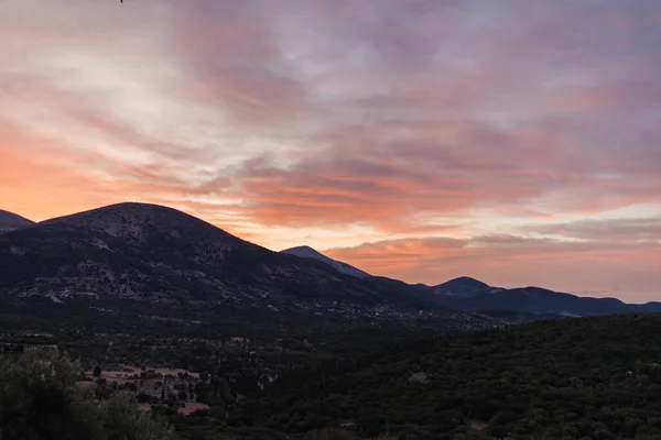 Yunanistan Kefalonia Adasındaki Dağdaki Yel Değirmenlerinin Gün Batımı Manzarası — Stok fotoğraf