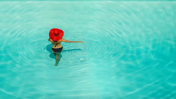 Bella Ragazza Costume Bagno Cappello Rosso Una Piscina Acqua Blu — Foto Stock