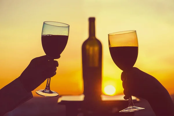 Silhueta Mãos Masculinas Femininas Torrando Vinho Fundo Pôr Sol Casal — Fotografia de Stock