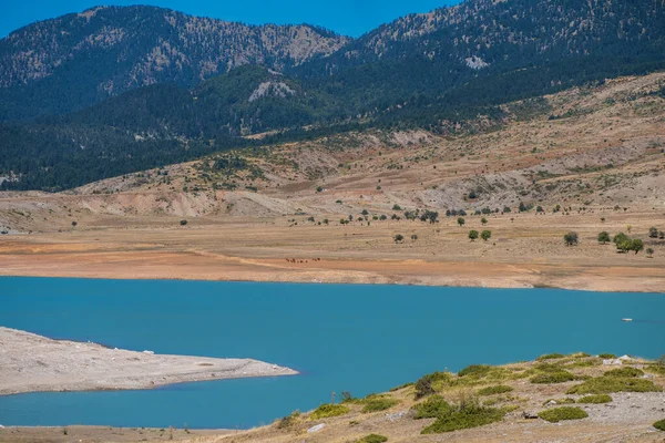 Gündüz dağlardaki mavi göl manzarası, seyahat kavramı. 