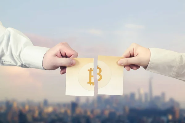 Dos Manos Rompen Billete Papel Bitcoin Dos Partes Símbolo Btc —  Fotos de Stock