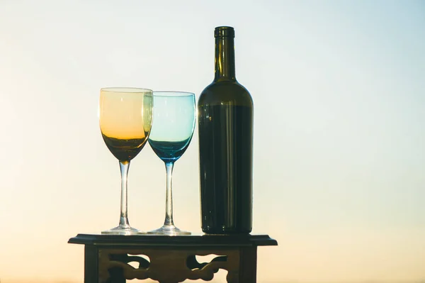 Gün Batımında Bir Şişe Şarap Iki Bardak — Stok fotoğraf