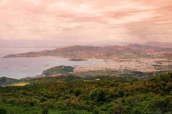 夕暮れ時のボロス ギリシャ都市のパノラマ ヴォロスのギリシャ ヴォロスの山からの眺め — ストック写真