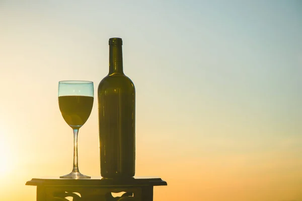 Eine Flasche Wein Und Zwei Gläser Vor Dem Hintergrund Des — Stockfoto