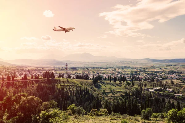 Panorama Los Suburbios Ciudad Griega Atenas Con Avión Aterrizaje Atardecer —  Fotos de Stock