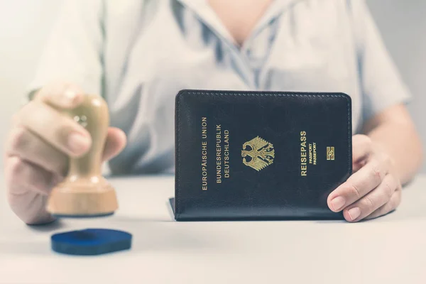공항에서 담당자는 시민의 도이치 여권에 도장을 찍었다 — 스톡 사진