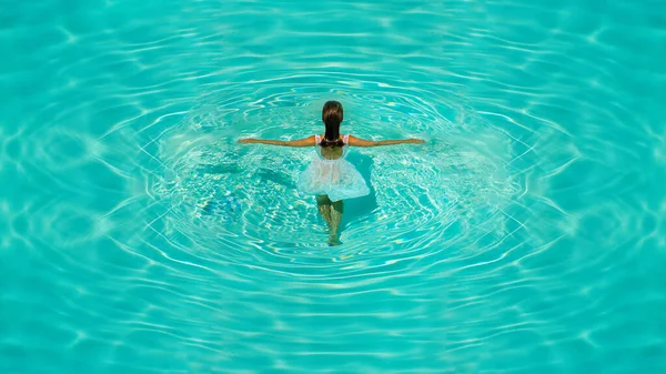 Meisje Witte Jurk Blauw Water Zwembad Een Heldere Zonnige Middag — Stockfoto