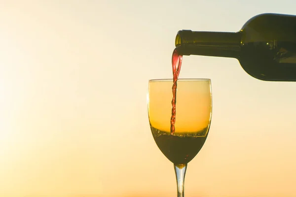 Eine Weibliche Hand Mit Flasche Gießt Rotwein Gläser Vor Sonnenuntergang — Stockfoto