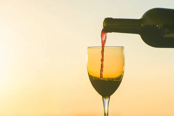 Mão Feminina Com Garrafa Derrama Vinho Tinto Copos Fundo Pôr — Fotografia de Stock