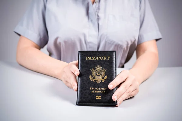 공항에서 우리와 시민의 여권을 가지고 장교입니다 — 스톡 사진