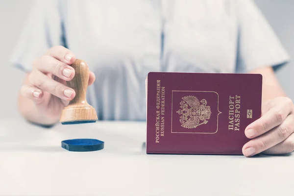 공항에서 담당자가 러시아 여권에 도장을 찍는다 — 스톡 사진