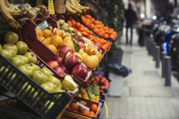 Egzotikus Gyümölcsök Értékesítése Athén Központjában Polcokon Utcai Piac Görögország — Stock Fotó