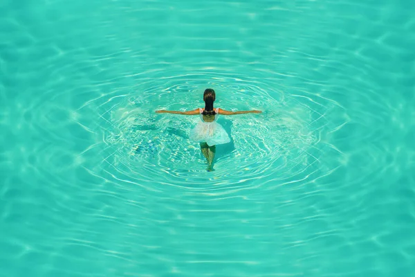 Vista Aérea Superior Mulher Nua Piscina Com Água Azul — Fotografia de Stock