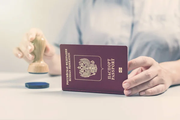 공항에서 담당자가 여권에 도장을 찍었습니다 — 스톡 사진