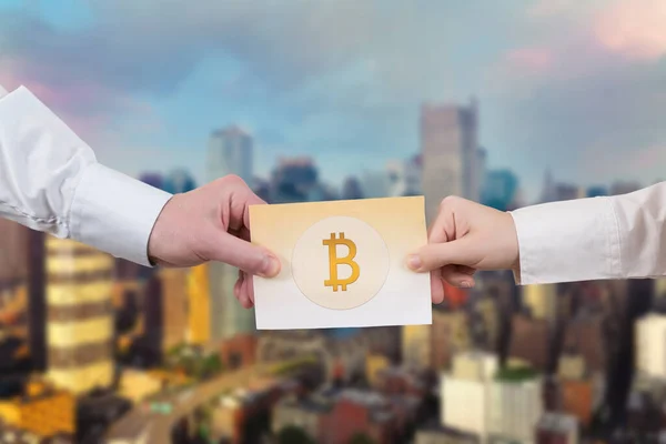Dos Manos Con Billete Papel Bitcoin Dos Partes Símbolo Btc —  Fotos de Stock