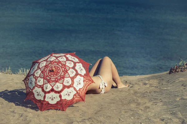 Bella Femmina Nuda Trova Sulla Spiaggia Sotto Ombrellone Rosso Ragazza — Foto Stock