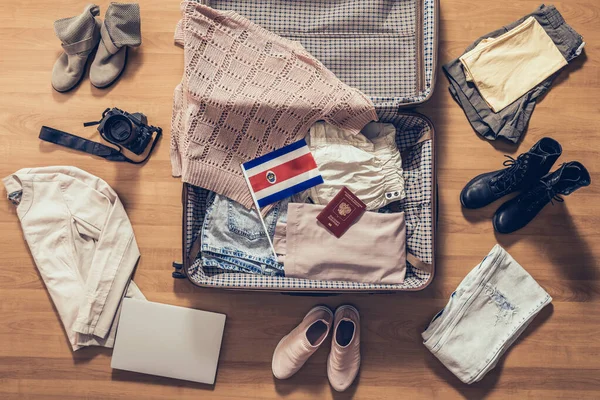 Roupas Mulher Laptop Câmera Passaporte Russo Bandeira Costa Rica Deitado — Fotografia de Stock