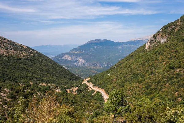 ザゴリア地方のギリシャの道路や山の風景 ピンダス山国立公園 — ストック写真