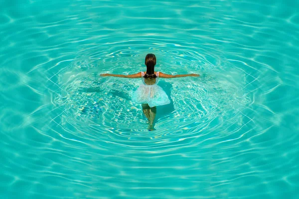 Chica Vestido Blanco Piscina Agua Azul Una Tarde Soleada Clara —  Fotos de Stock