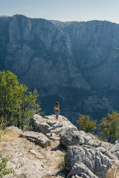 Uma Menina Pico Montanha Frente Desfiladeiro Vikos Grécia Vikos Desfiladeiro — Fotografia de Stock