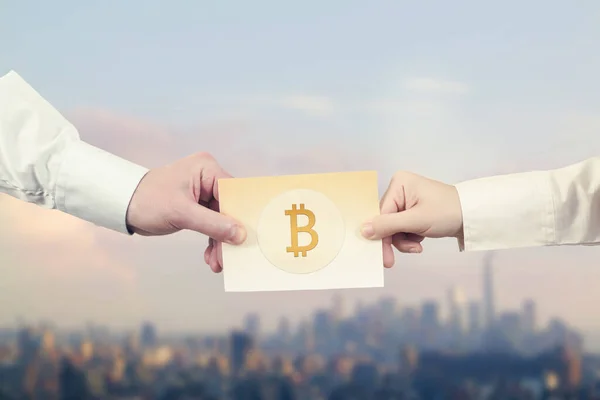 Dos Manos Con Billete Papel Bitcoin Dos Partes Símbolo Btc —  Fotos de Stock