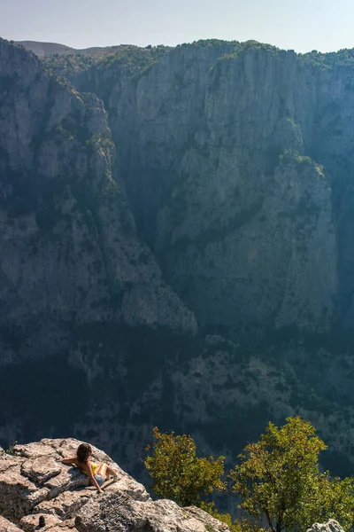 Uma Menina Pico Montanha Frente Desfiladeiro Vikos Grécia Vikos Desfiladeiro — Fotografia de Stock