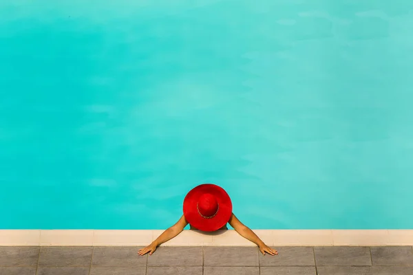 Menina Bonita Maiô Chapéu Vermelho Uma Piscina Água Azul — Fotografia de Stock