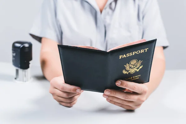 Havaalanında Göçmenlik Pasaport Kontrolü Kadın Sınır Kontrol Memuru Amerikan Vatandaşının — Stok fotoğraf