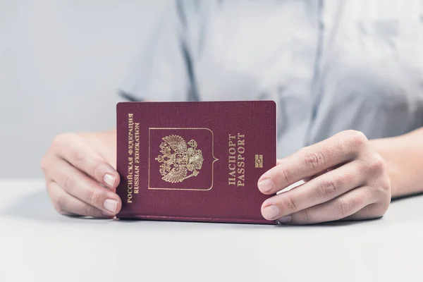 Иммиграционный Паспортный Контроль Аэропорту Женщина Пограничник Ставит Штамп Русском Паспорте — стоковое фото