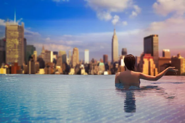 Mladá Žena Bazénu Střeše Pozadí Mrakodrapů New Yorku Manhattan — Stock fotografie