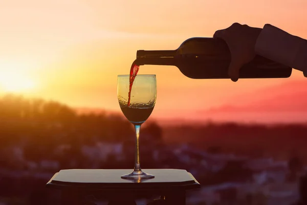 Eine Weibliche Hand Mit Flasche Gießt Rotwein Gläser Vor Verschwommenem — Stockfoto