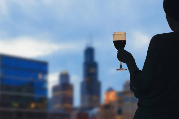 Kvinna Hand Med Glas Vin Chicago Centrum Bakgrund Illinois Usa — Stockfoto