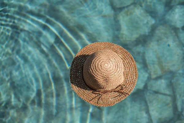 在游泳池里漂浮的帽子的顶部视图 — 图库照片