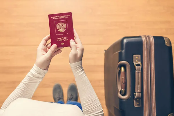 Vista Superior Uma Menina Com Uma Mala Passaporte Russo Andando — Fotografia de Stock