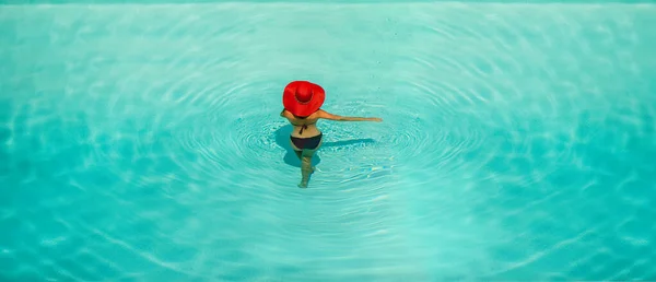 Hermosa Chica Traje Baño Sombrero Rojo Una Piscina Agua Azul — Foto de Stock