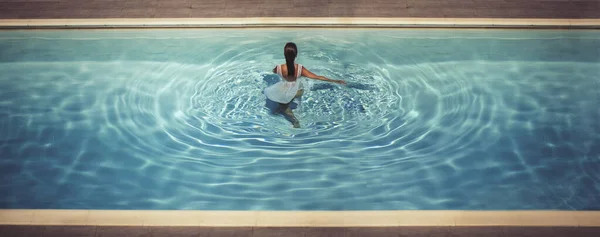 Hembras Jóvenes Vestido Piscina Atardecer — Foto de Stock