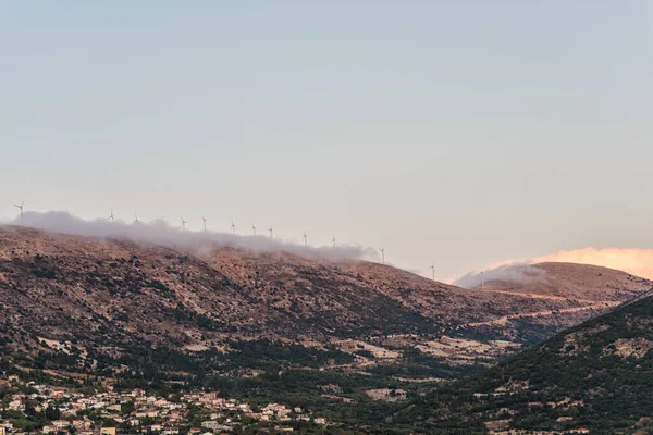 ギリシャのケファロニア島の山の上の風車の夕景 — ストック写真