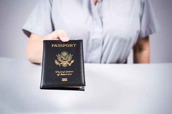 Μετανάστευση Και Έλεγχος Διαβατηρίων Στο Αεροδρόμιο Γυναίκα Συνοριοφύλακας Μαζί Μας — Φωτογραφία Αρχείου
