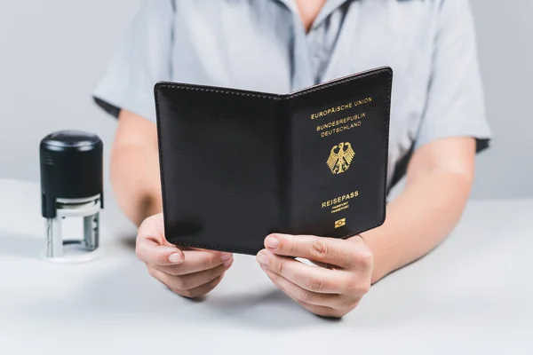 Kontrola Imigracyjna Paszportowa Lotnisku Funkcjonariusz Straży Granicznej Umieszcza Stempel Paszporcie — Zdjęcie stockowe