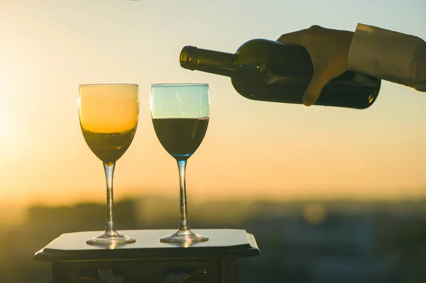 Flaska Vin Och Två Glas Solnedgång Bakgrund — Stockfoto