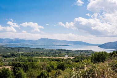 Kastoria kasabası ve Orestias Gölü civarındaki dağdan panoramik manzara. Yunanistan