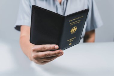 Havaalanında göçmenlik ve pasaport kontrolü. Alman pasaportlu bir kadın sınır kontrol subayı. Kavram