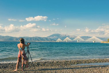 Yunanistan 'ın Patras kenti yakınlarındaki Rion-Antirion köprüsüne bak 
