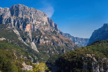  Yunanistan 'da Vikos Boğazı. Vikolar Zagoria bölgesinde tıka basa yiyorlar. Pindus Dağı Ulusal Parkı. Yunanistan. Epirus.