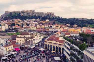 Atina, Yunanistan, 03.03.2018: Arka planda Lycabettus tepesi bulunan Atina şehri manzarası. Atina manzaralı Plaka mahallesi