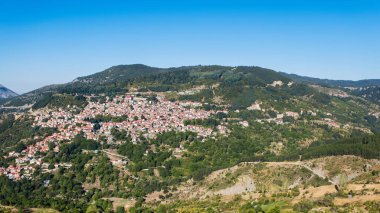 Metsovo 'nun panoramik görünümü, Yunanistan' ın kuzeyindeki Pindus dağlarında Epirus 'ta bir kasabadır.