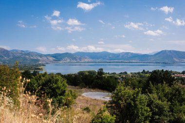 Bakış açısı Karon, Phuket 'teki en güzel yerlerden biri. Kumsal ve deniz manzarası. Turistler yolculuk boyunca ziyaret ediyorlar..