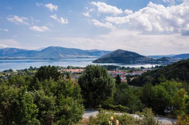 Kastoria kasabası ve Orestias Gölü civarındaki dağdan panoramik manzara. Yunanistan