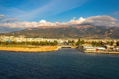 Yunanistan 'ın İyon Denizi' nde gün batımında Patra limanındaki feribot gemisinden görüntü 